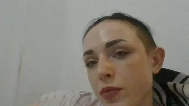 Trinsy_Love Adlı Modelin Canlı XXX Sohbeti