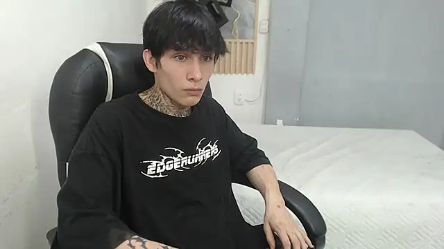 Cry_thereal élő XXX-chatje