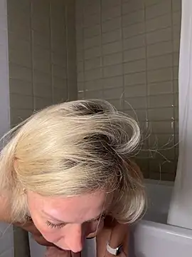 Elle_Milfa Adlı Modelin Canlı XXX Sohbeti