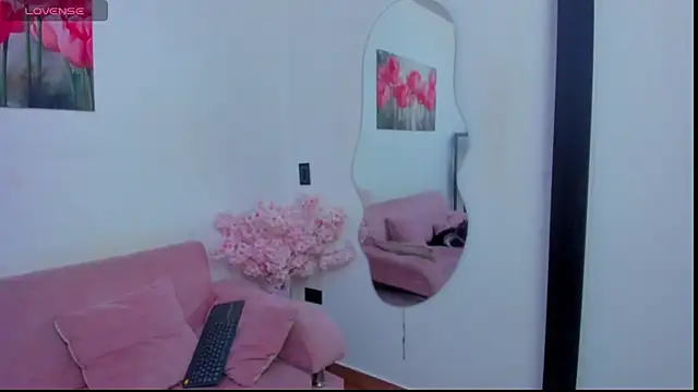pinky_f00x's Live XXX Chat