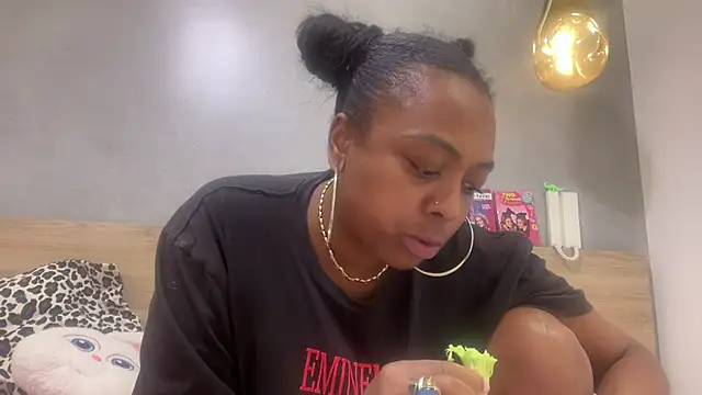 ChocolateCakeQueen Show in webcam