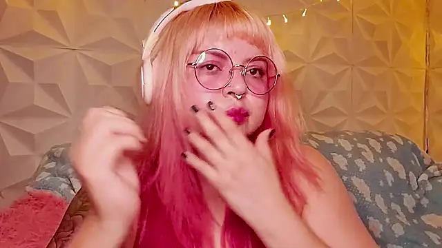 צ'אט XXX בשידור חי של Satyn_doll