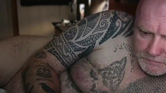 Tattooed_Dilf_01 – Kamerová šou