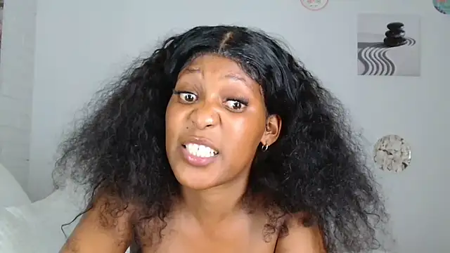 ConnieSmall24 élő XXX-chatje
