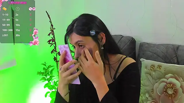 NayeCloud live XXX chat