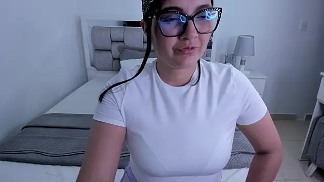 Camilaa_bueno élő XXX-chatje