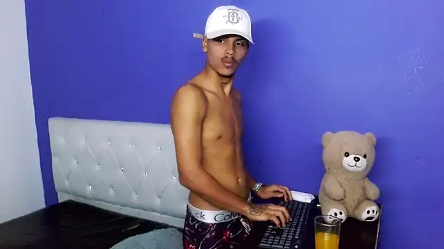 Angel_foxc13 élő XXX-chatje