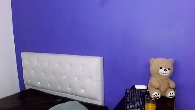 Angel_foxc13 élő XXX-chatje