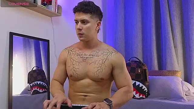 ASHTON_HILS live XXX chat