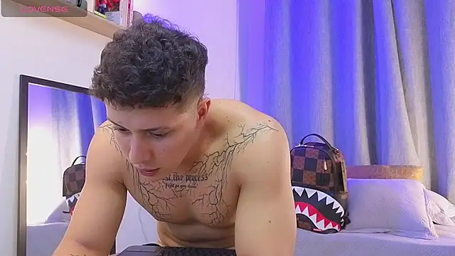 ASHTON_HILS' Live XXX Chat