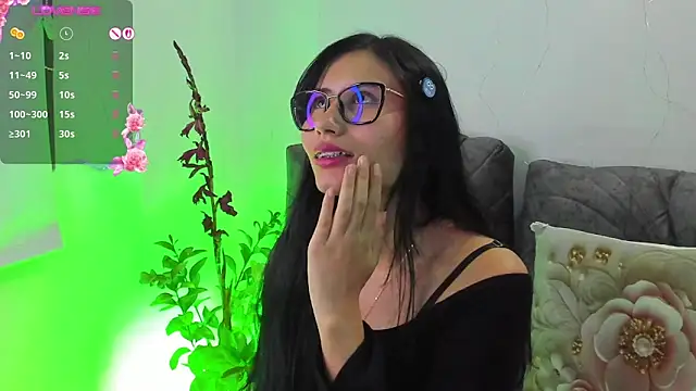 NayeCloud élő XXX-chatje