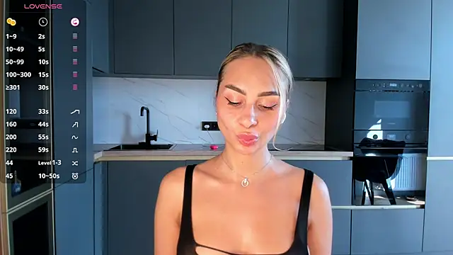 SaraShine_ élő XXX-chatje