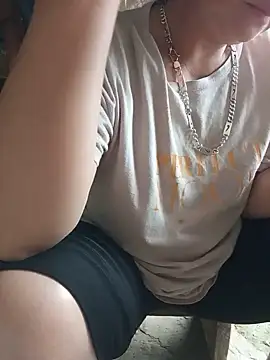 Chat XXX en directo de tuyet-nhi