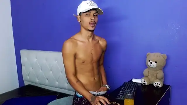 Angel_foxc13 élő XXX-chatje