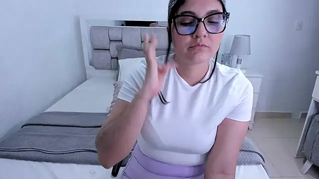 Camilaa_bueno élő XXX-chatje