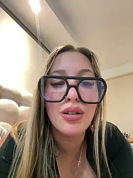 Mialunaxx élő XXX-chatje