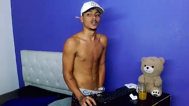 Angel_foxc13 élő XXX-chatje