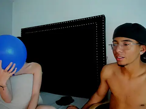 LoganNRose live XXX chat