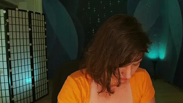 Intruderrorry élő XXX-chatje