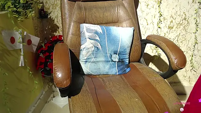 ItsMiraDesire élő XXX-chatje