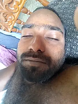 TinyBoy27: διαδικτυακό σόου στην κάμερα