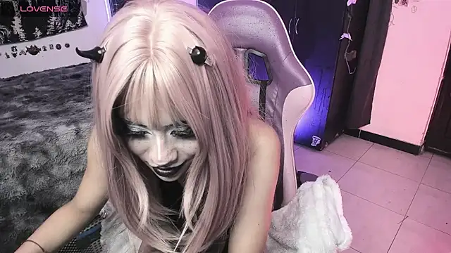 GothKitten666 live XXX chat