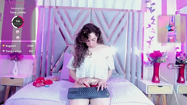 hada_russo élő XXX-chatje