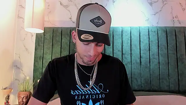 DrakeNeumann live XXX chat
