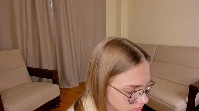 FemMantis' Live XXX Chat