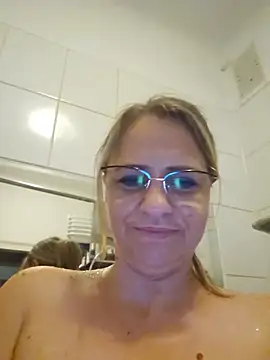 BLONDKICIA1 Adlı Modelin Canlı XXX Sohbeti