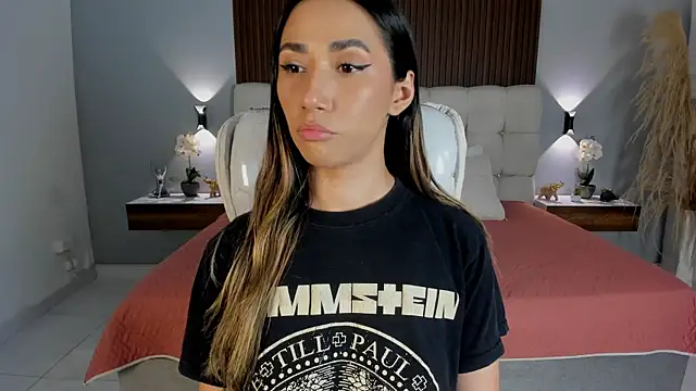 Emma23__ Adlı Modelin Canlı XXX Sohbeti