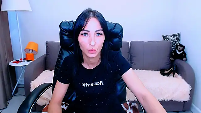 BURNING-BRUNETKA Adlı Modelin Canlı XXX Sohbeti