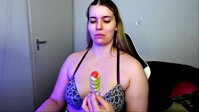 ShyHotNerd XXX чат на живо