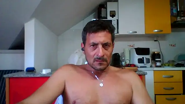 colosone: διαδικτυακό σόου στην κάμερα