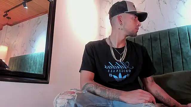 DrakeNeumann live XXX chat