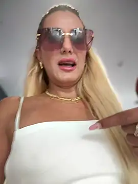 XXX chat uživo modela adya-aly