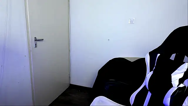 Živý XXX chat ShyHotNerd