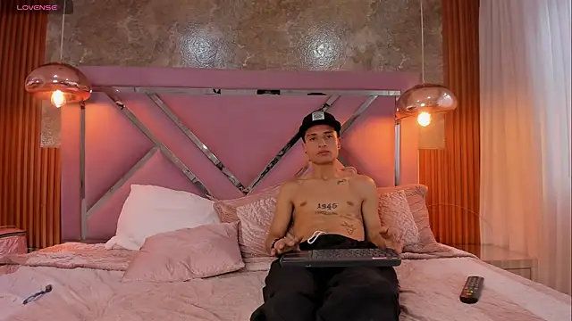 ChloeeAndMax webcam show