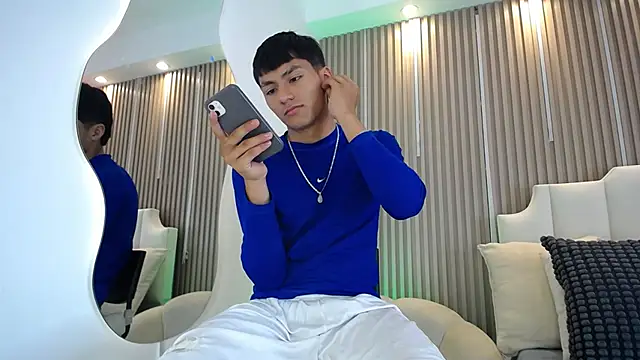 AdrianStark_ 即時 XXX 聊天