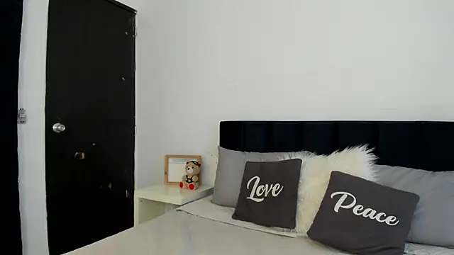 Chat +18 de melanie_roux__ ao vivo
