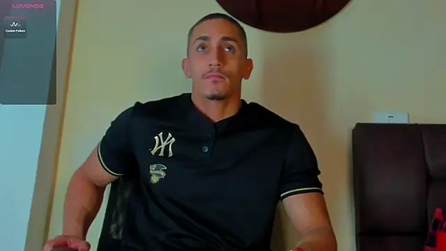 XXX chat uživo modela MikeRoss7777