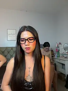 Chat +18 de JassmineLove ao vivo