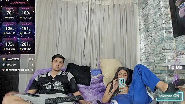 NoahAndBunny's Live XXX Chat