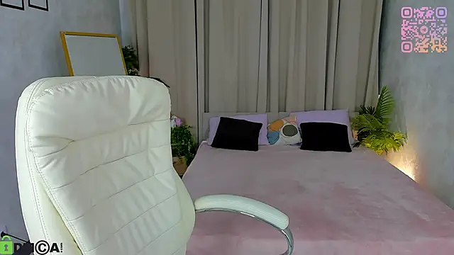 צ'אט XXX בשידור חי של serinella_