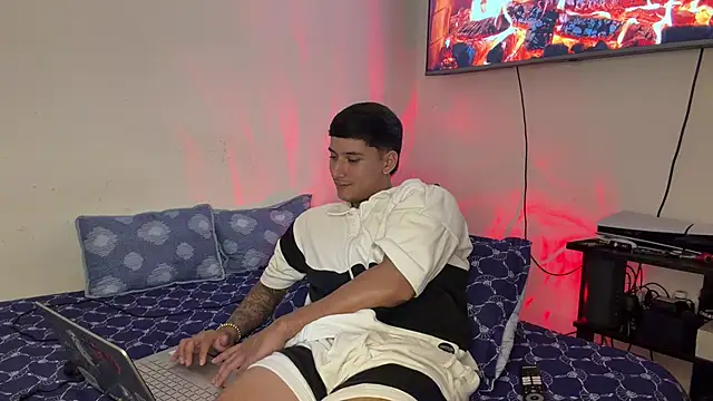 SexxxySquirterStev777 网络视讯表演
