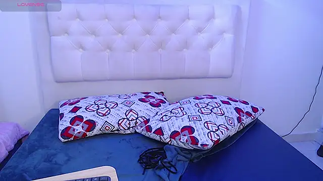 Ninou_14 Show in webcam