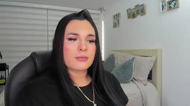 naty_pink Show in webcam