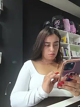 دردشة MissNyraSecret الجنسية المباشرة