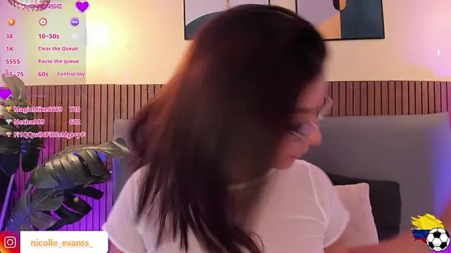 NicolleeEvanss Chat XXX live