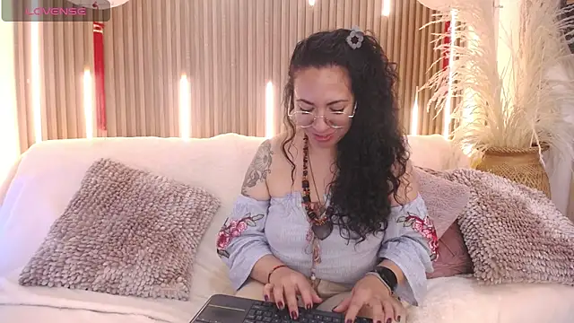 Velvet_Curly Chat XXX live